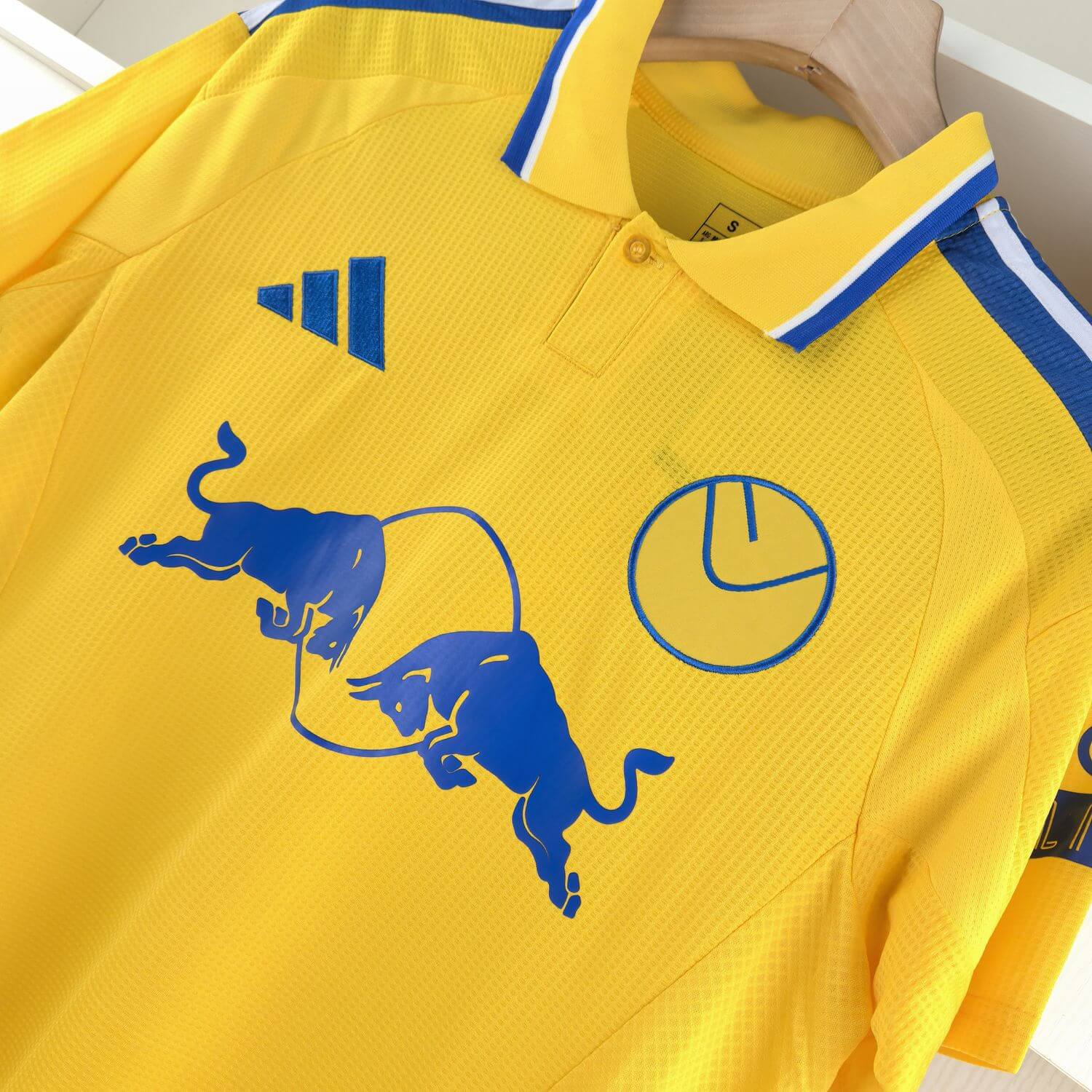 Close up look to the Leeds united away kit for 24/25 